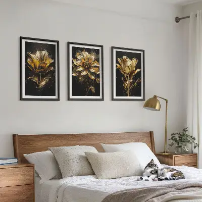 Conjunto de 3 quadros com moldura flores amarelas sobre fundo escuro
