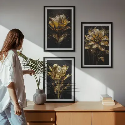 Conjunto de 3 quadros com moldura flores amarelas sobre fundo escuro