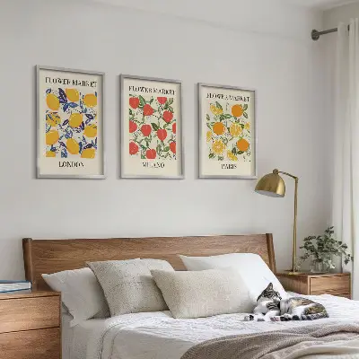 Composição de quadros moderna com cartazes de flores em cidades