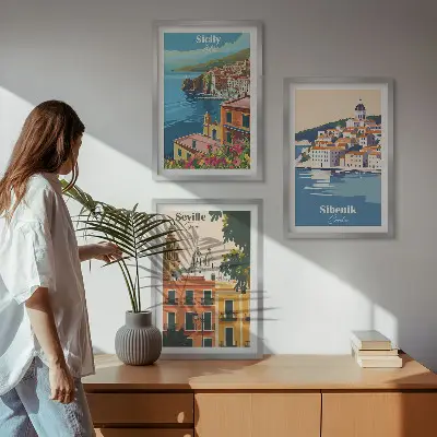 Conjunto de 3 quadros com moldura retratando paisagens urbanas com edifícios