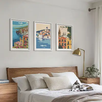 Conjunto de 3 quadros com moldura retratando paisagens urbanas com edifícios