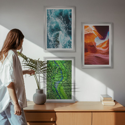 Composição de quadros moderna Movimento da água no cânion da floresta verde