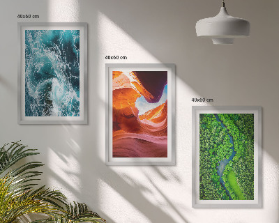 Composição de quadros moderna Movimento da água no cânion da floresta verde