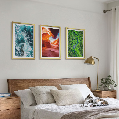 Composição de quadros moderna Movimento da água no cânion da floresta verde