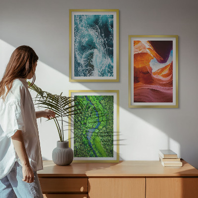 Composição de quadros moderna Movimento da água no cânion da floresta verde
