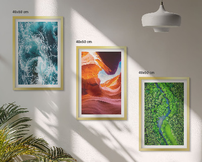Composição de quadros moderna Movimento da água no cânion da floresta verde