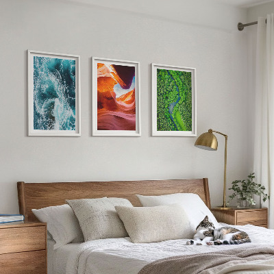 Composição de quadros moderna Movimento da água no cânion da floresta verde