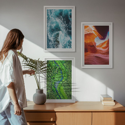 Composição de quadros moderna Movimento da água no cânion da floresta verde