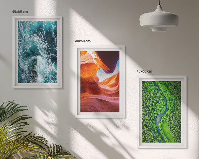 Composição de quadros moderna Movimento da água no cânion da floresta verde
