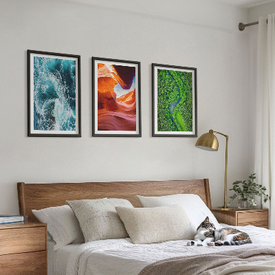 Composição de quadros moderna Movimento da água no cânion da floresta verde