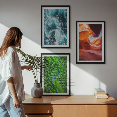 Composição de quadros moderna Movimento da água no cânion da floresta verde