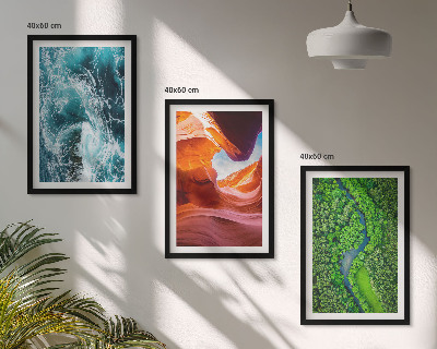Composição de quadros moderna Movimento da água no cânion da floresta verde