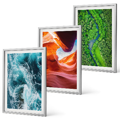 Composição de quadros moderna Movimento da água no cânion da floresta verde