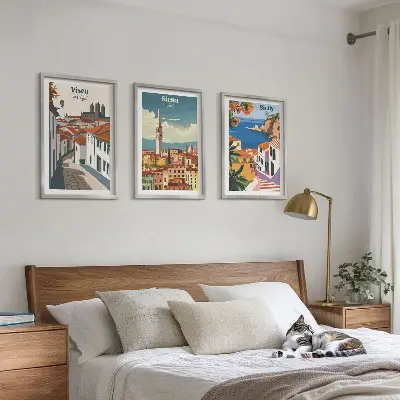 Conjunto de 3 quadros com moldura com ilustrações retrô de cidades do mundo