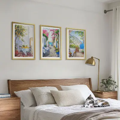 Composição de quadros moderna com ruas charmosas, plantas e mar