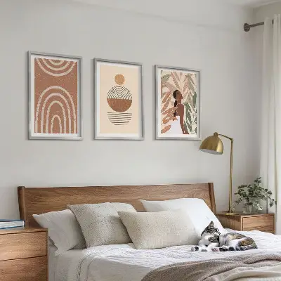 Conjunto de 3 quadros com moldura com padrões geométricos e plantas elegantes