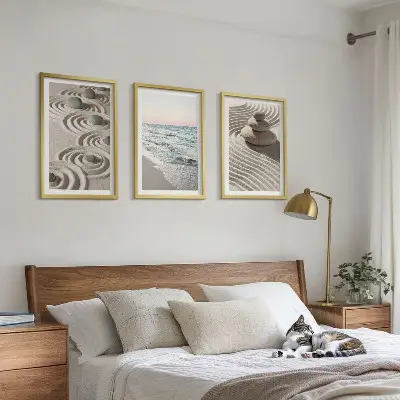 Conjunto de 3 quadros com moldura estampa de ondas, areia, água e pedras na praia