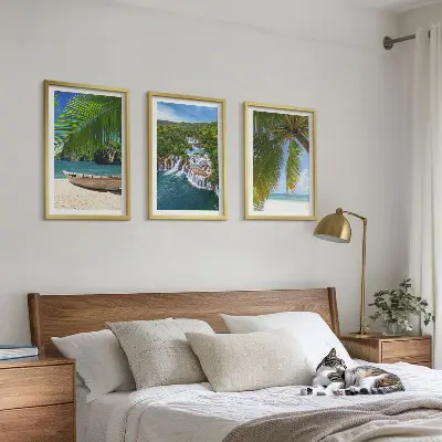 Composição de quadros moderna com temática de praias, barcos, cachoeiras e palmeiras