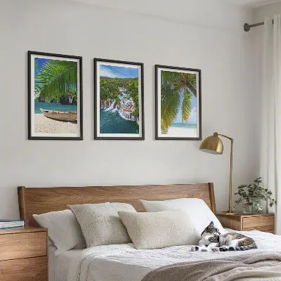 Composição de quadros moderna com temática de praias, barcos, cachoeiras e palmeiras