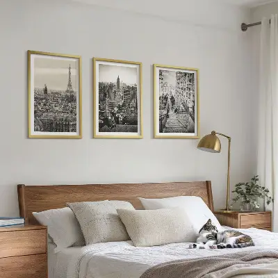 Conjunto de 3 quadros com moldura vistas de Paris e Nova York com escadas