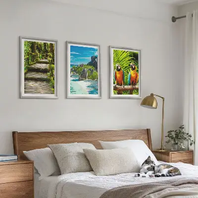 Conjunto de quadros para sala de estar com estampa de cachoeira e papagaios da floresta tropical