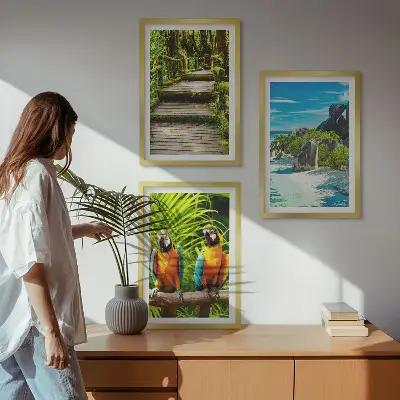 Conjunto de quadros para sala de estar com estampa de cachoeira e papagaios da floresta tropical