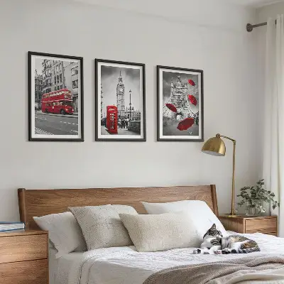 Conjunto de 3 quadros com moldura com detalhes em vermelho em Londres