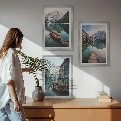 Conjunto de 3 quadros com moldura com paisagem de lago montanhas barcos e chalé