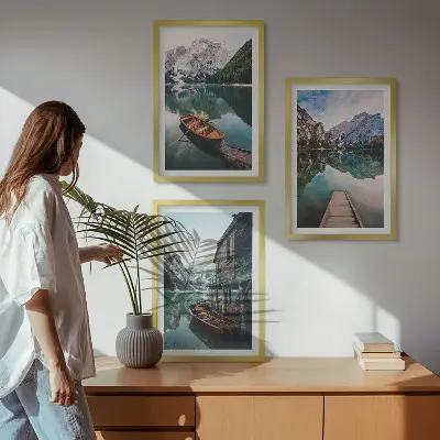 Conjunto de 3 quadros com moldura com paisagem de lago montanhas barcos e chalé