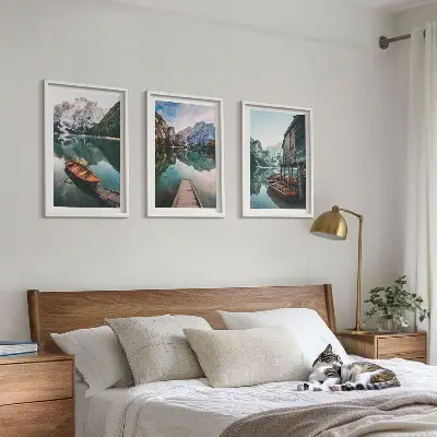 Conjunto de 3 quadros com moldura com paisagem de lago montanhas barcos e chalé