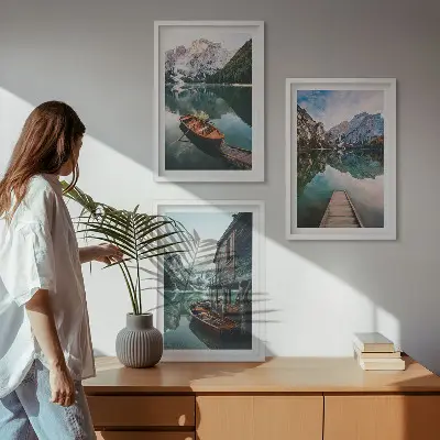 Conjunto de 3 quadros com moldura com paisagem de lago montanhas barcos e chalé