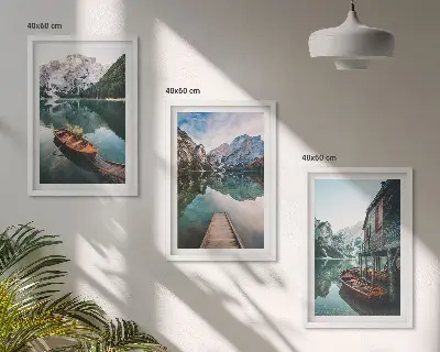 Conjunto de 3 quadros com moldura com paisagem de lago montanhas barcos e chalé