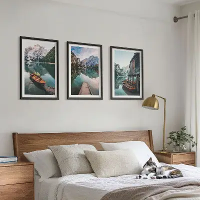 Conjunto de 3 quadros com moldura com paisagem de lago montanhas barcos e chalé