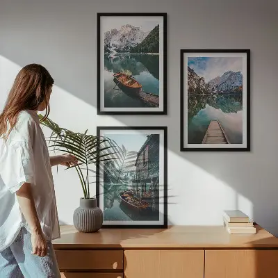 Conjunto de 3 quadros com moldura com paisagem de lago montanhas barcos e chalé