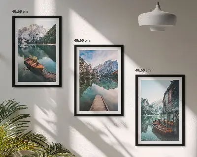 Conjunto de 3 quadros com moldura com paisagem de lago montanhas barcos e chalé