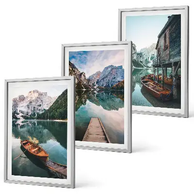Conjunto de 3 quadros com moldura com paisagem de lago montanhas barcos e chalé