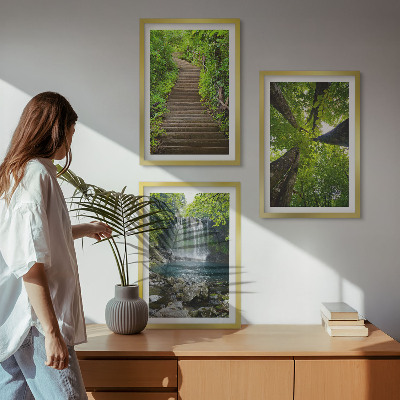 Conjunto de 3 quadros com moldura Trilha na floresta com cachoeira e vegetação