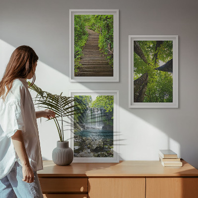 Conjunto de 3 quadros com moldura Trilha na floresta com cachoeira e vegetação
