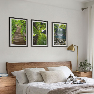 Conjunto de 3 quadros com moldura Trilha na floresta com cachoeira e vegetação