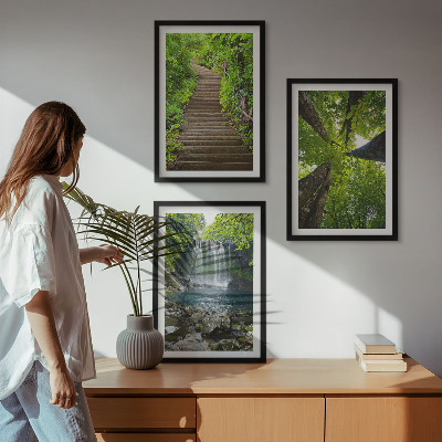 Conjunto de 3 quadros com moldura Trilha na floresta com cachoeira e vegetação