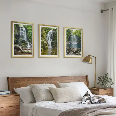 Conjunto de quadros para sala de estar com estampa de cachoeiras em meio à vegetação exuberante