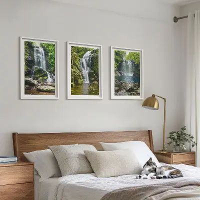 Conjunto de quadros para sala de estar com estampa de cachoeiras em meio à vegetação exuberante