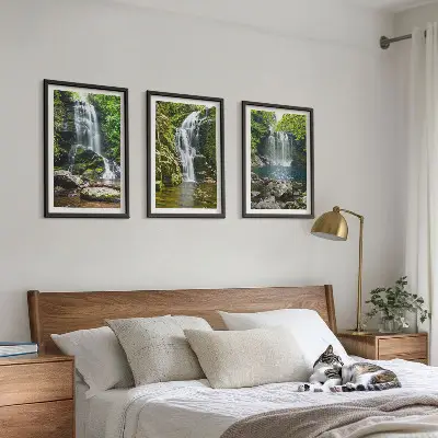 Conjunto de quadros para sala de estar com estampa de cachoeiras em meio à vegetação exuberante