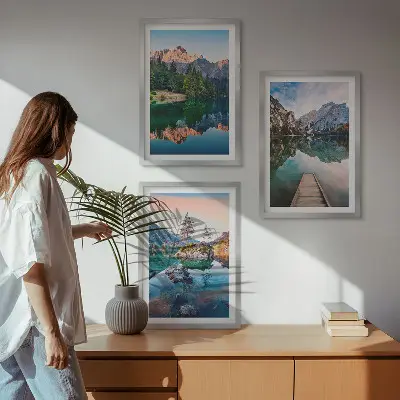 Composição de quadros moderna floresta com reflexos em lago de montanha