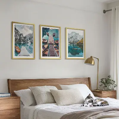 Composição de quadros moderna com paisagem de lago, pontes e montanhas