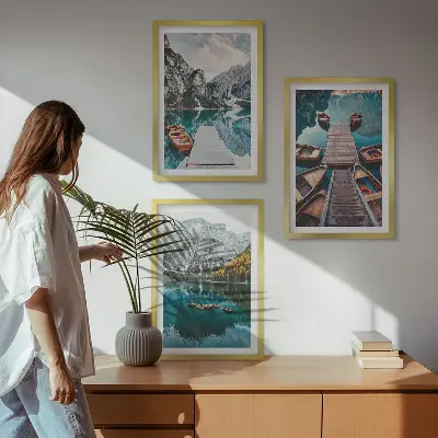 Composição de quadros moderna com paisagem de lago, pontes e montanhas