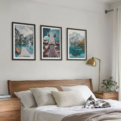 Composição de quadros moderna com paisagem de lago, pontes e montanhas