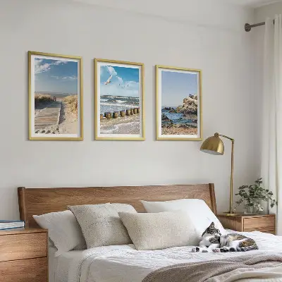 Conjunto de quadros decorativos modernos passarela de madeira na praia com penhascos