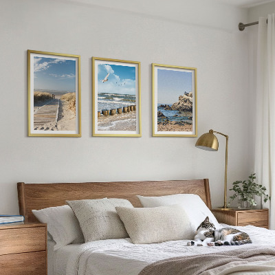 Composição de quadros moderna passarela de madeira na praia, penhascos