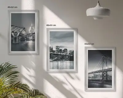 Conjunto de quadros para sala de estar com tema de pontes e arquitetura urbana em tons de cinza